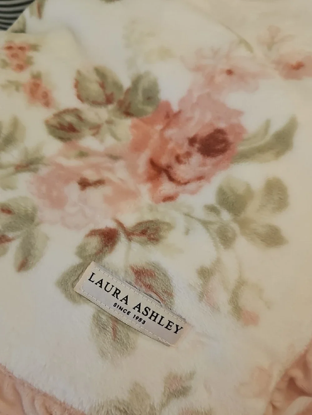 Laura Ashley Pink Floral Rose Plush Ruffle Throw Blanket NWT Shabby Chic Cozy